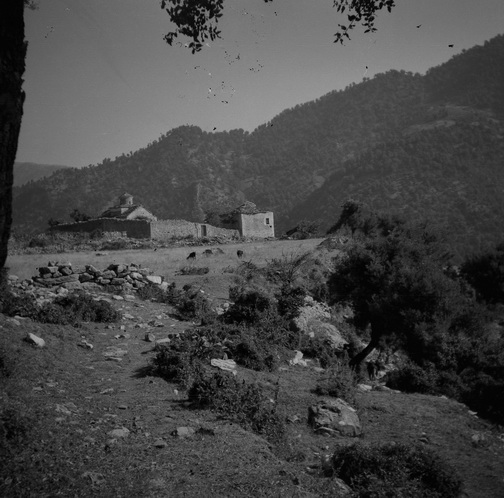 Ένα μοναστήρι από μακριά