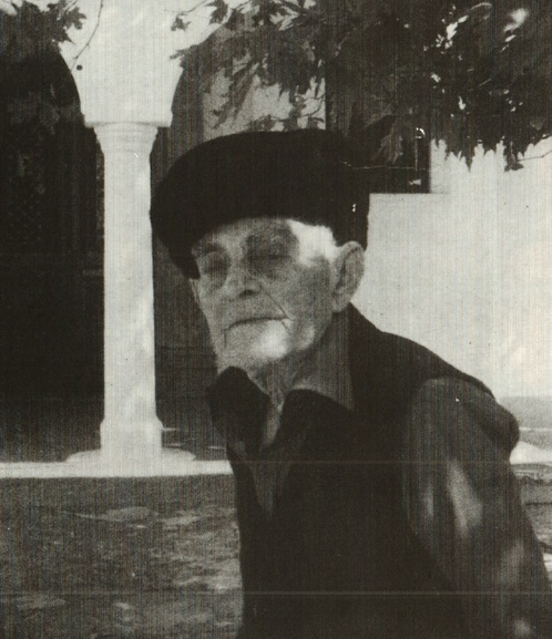 Ένας κύριος μπροστά σε μια εκκλησία