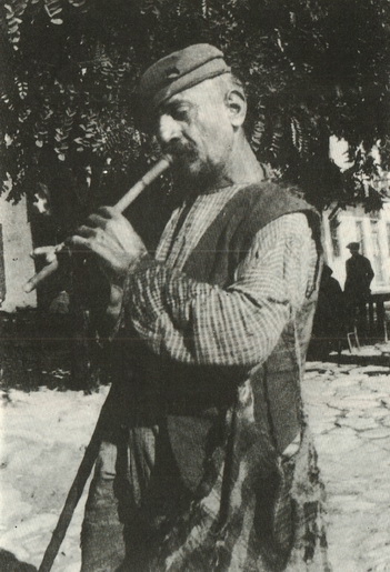 Ένας άντρας παίζει σουραύλι