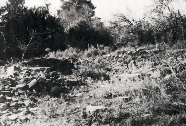 Ίχνη ενός κτίσματος σε ερημικό τοπίο