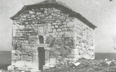 Ξωκλήσι στην ερημική παραλία