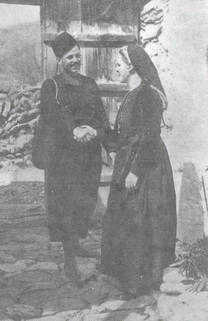 Ζευγάρι γυναικών με παλιά ενδυμασία στο Άνω Βόλο