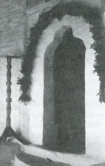 Λουλουδένια αψίδα στην είσοδο της εκκλησίας