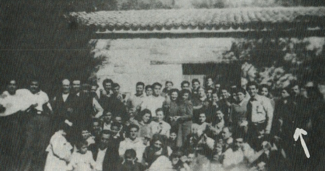 Ομαδική φωτογραφία μπροστά σε ένα καλύβι