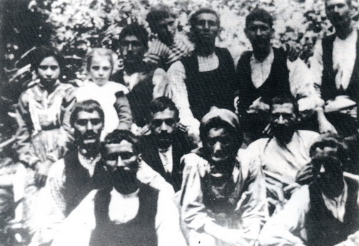 Παρέα αντρών και μια γυναίκα στο κέντρο