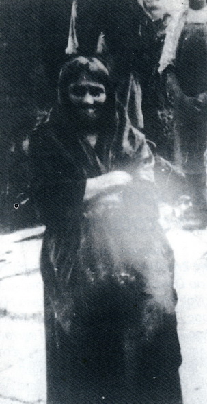 Μια γυναίκα στέκεται
